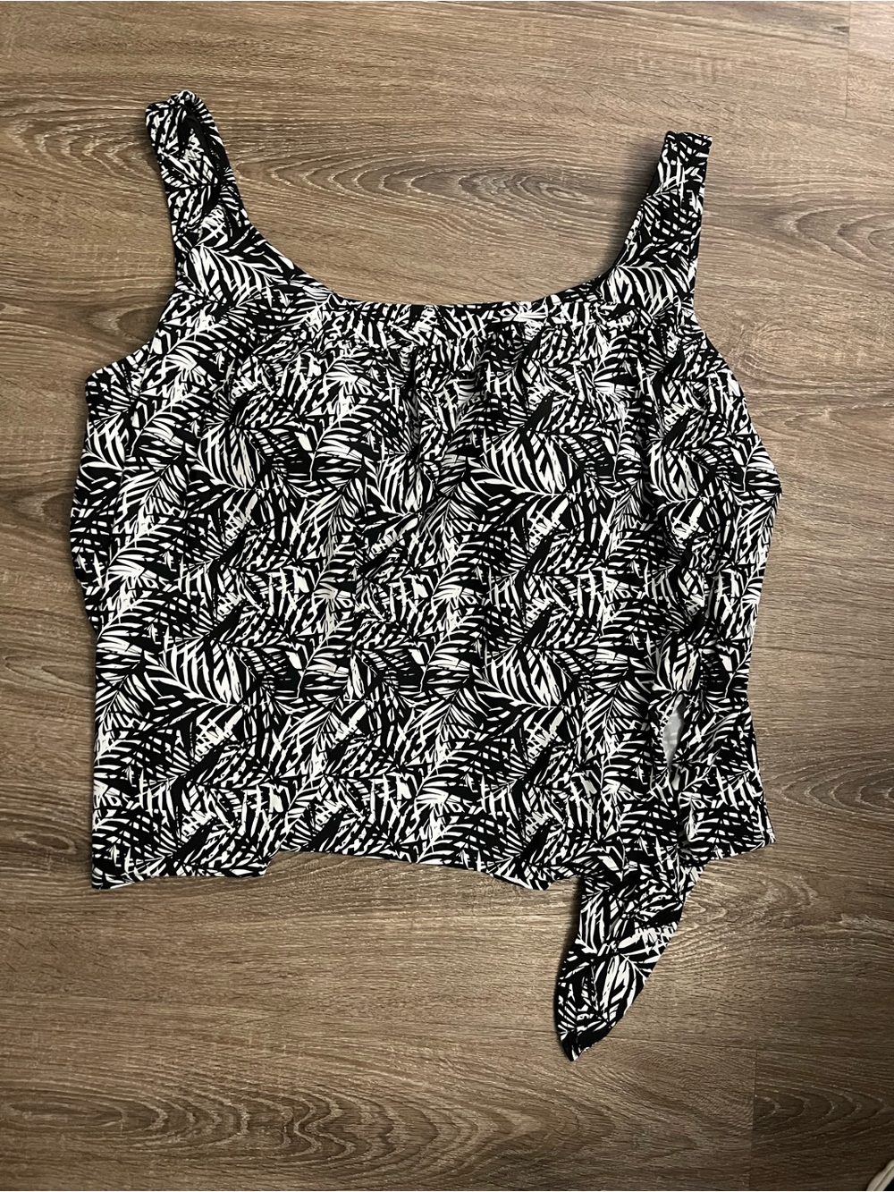 Women’s Black & White Leaf-Print Tie-Hem Tankini Top